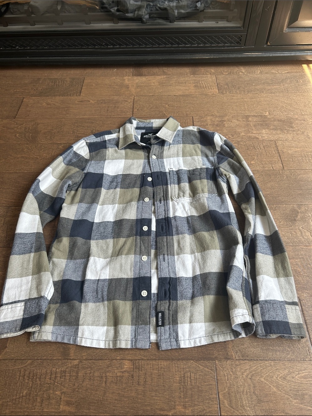 Hollister Men's Plaid Button-Up Shirt in Navy, White, Olive